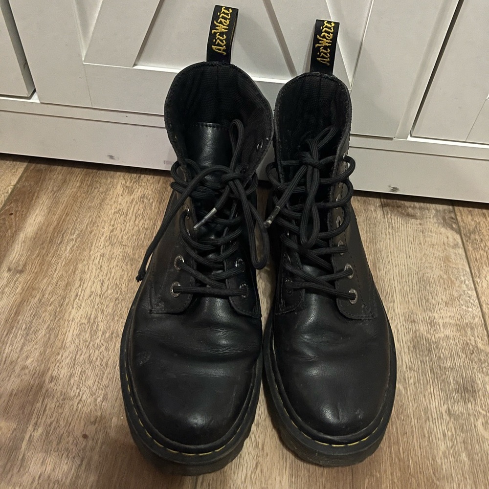DR. MARTEN | leather lace up combat boots